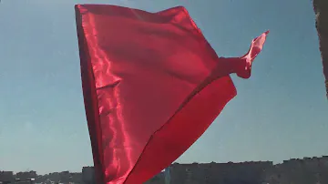 Красный флажок на балконе 1 Мая 2020 г.